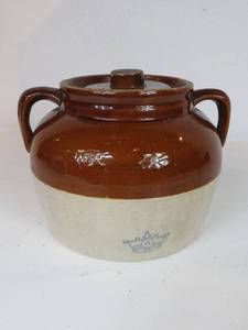 lot 29 image: No. 4 Ceramic Beanpot with Lid