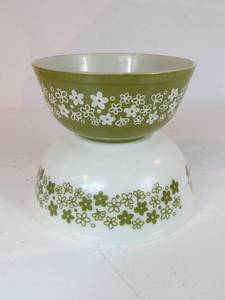 lot 38 image: 2 VINTAGE Pyrex Bowls