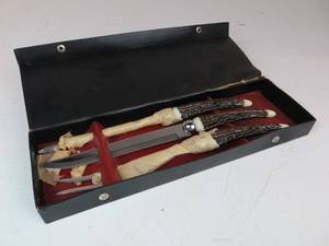 lot 85 image: 3 Plastic Antler Handled Knives in Case