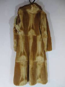 lot 100 image: VINTAGE Fur Coat