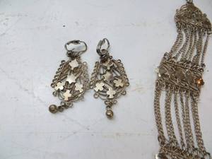 lot 5 image: Vintage Jewelery