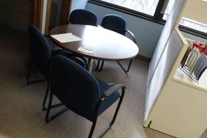 lot 136 image: Round Metal Pedestal Wood Conference Table, 4-Padded Office Chairs