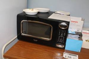 lot 138 image: 2004 Sharp Carousel Microwave Oven
