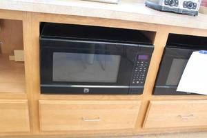 lot 141 image: 2011 Kenmore Elite Microwave Oven