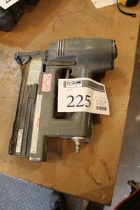 lot 225 image: Senco 16GA 1-38in - 2in. Pneumatic Nailer GB0214