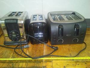 lot 25 image: Name Brand Toasters