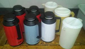 lot 26 image: Hot and Cold Beverage Dispenser (8). DAS Hot and Cold (5) Rubbermaid (3)
