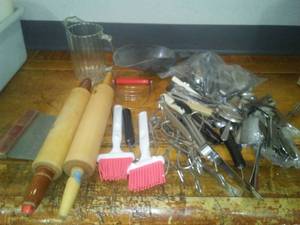 lot 27 image: Assortment kitchen odds & Ends,