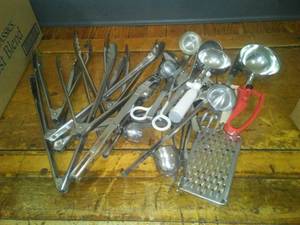 lot 28 image: Assortment kitchen odds & Ends,