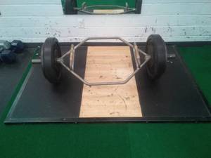 lot 62 image: Powerlifting Grab Bar with weights and base