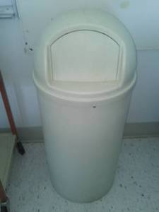 lot 87 image: Rubbermaid flip top garbage can