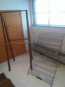 lot 108 image: Easel and metal rack