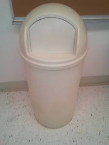 lot 126 image: Rubbermaid flip top garbage can