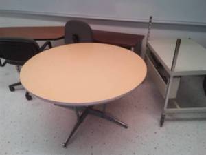 lot 128 image: 2 tables 2 chairs, media power cart  return