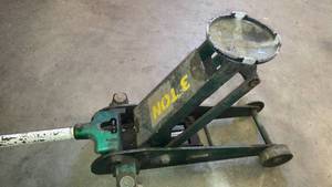 lot 149 image: 3 ton Floor Jack