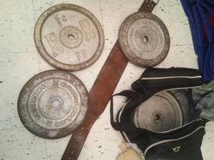 lot 761 image: Weights (4) 3 - 25 pound 1-22 pound, belt and bag weightlifting. Loc class rm 101