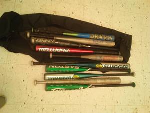 lot 772 image: 10 Metal Baseball Bats with bag. Loc class rm 101