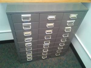 lot 779 image: 27 drawer metal cabinet excellent. 16 x 9.25 in. inside drawer measurement. 37.5 x 30.5 x 17 in. Loc Admin 110