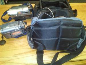 lot 589 image: Sony Handycam Vision Hi8 with case (2) Loc Lbry Office