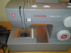 lot 592 image: Singer Heavy Duty Sewing machine with table. Model 443. Loc Rm 111 Lbry