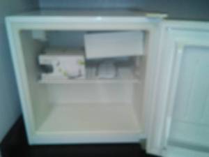 lot 511 image: Beverage Snack fridge, NEW 4 pack Libby glasses. 20W x 19D x 20H. Loc Rm 99 Sci
