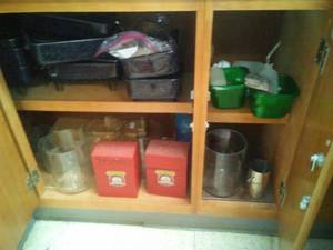 lot 525 image: Contents of science cupboard