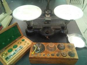 lot 553 image: Vintage Casr Scale with weights. Sci Rm 99