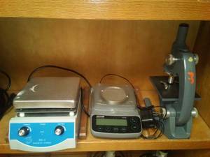 lot 652 image: Scientific Lab Instruments. (3) SH-3 Magnetic Stirrer, Acculab Scale, Bausch and Lomb Microscope. All Working. Sci Office Rm 99