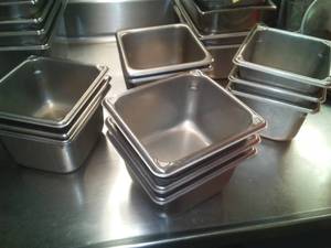 lot 304 image: Sysco-ware stainless serving buffet chafing dishes