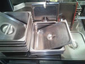 lot 305 image: 10 qt and 4 qt Sysco Ware serving dishes