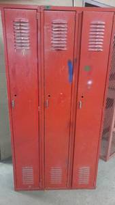lot 199 image: Metal 3 Door Locker