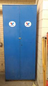lot 205 image: Metal 2 door Cabinet