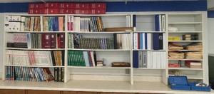 lot 323 image: Bookshelf with contents, Various Auto Repair ManualsBooks
