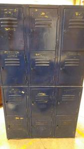 lot 328 image: 12 door metal Lockers