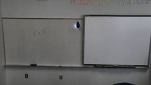lot 567 image: Smart Board by smarttech.com complete with white board and cork board.