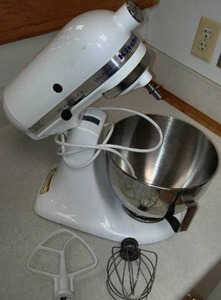 lot 439 image: Kitchen Aide 10 Speed Mixer  - 300 watts, heavy duty
