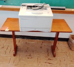 lot 414 image: HP Hewlett Packard Laserjet 5000N with table