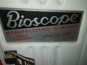 lot 708 image: Vintage Microscope  Bioscope Manuf. Co. Tulsa. Self-contained electric. Loc 3-Prop Rm
