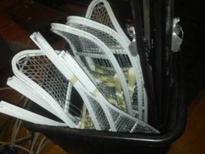 lot 735 image: Rubbermaid Garbage can of 8 Snowshoes and 2 pair cross-country skis. Loc 3- D Rm
