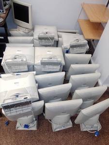 lot 273 image: 30 DELL Monitors