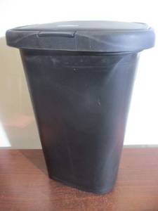 lot 121 image: Rubbermaid Trash Can