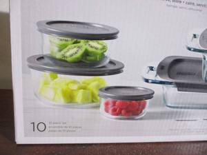 lot 48 image: Pyrex Set