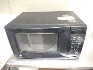 lot 20 image: General Electric Microwave Oven, Wo...
