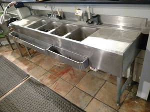 lot 17 image: Supremetal Four Compartment Under B...