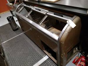 lot 18 image: Frigidaire Sliding Top Three Door U...