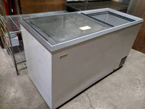 lot 9 image: Caravell Sliding Top Cooler, 120 v,...