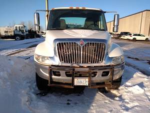 lot 6 image: 2003 International 4400 Semi Tracto...