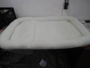 lot 24 image: Pet Bed Fleece Bolster Style 48