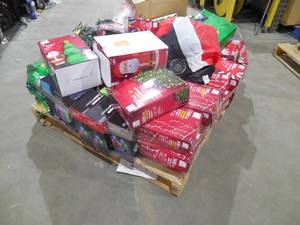 lot 25 image: PALLET LOT OF CHRISTMAS LIGHTS