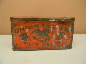 lot 8 image: VINTAGE UNION LEADER CUT PLUG, FOR CHEWING AND SMOKING TIN - RARE COOL TIN - APPROX 6W 4D 3H - SEE PICTURES